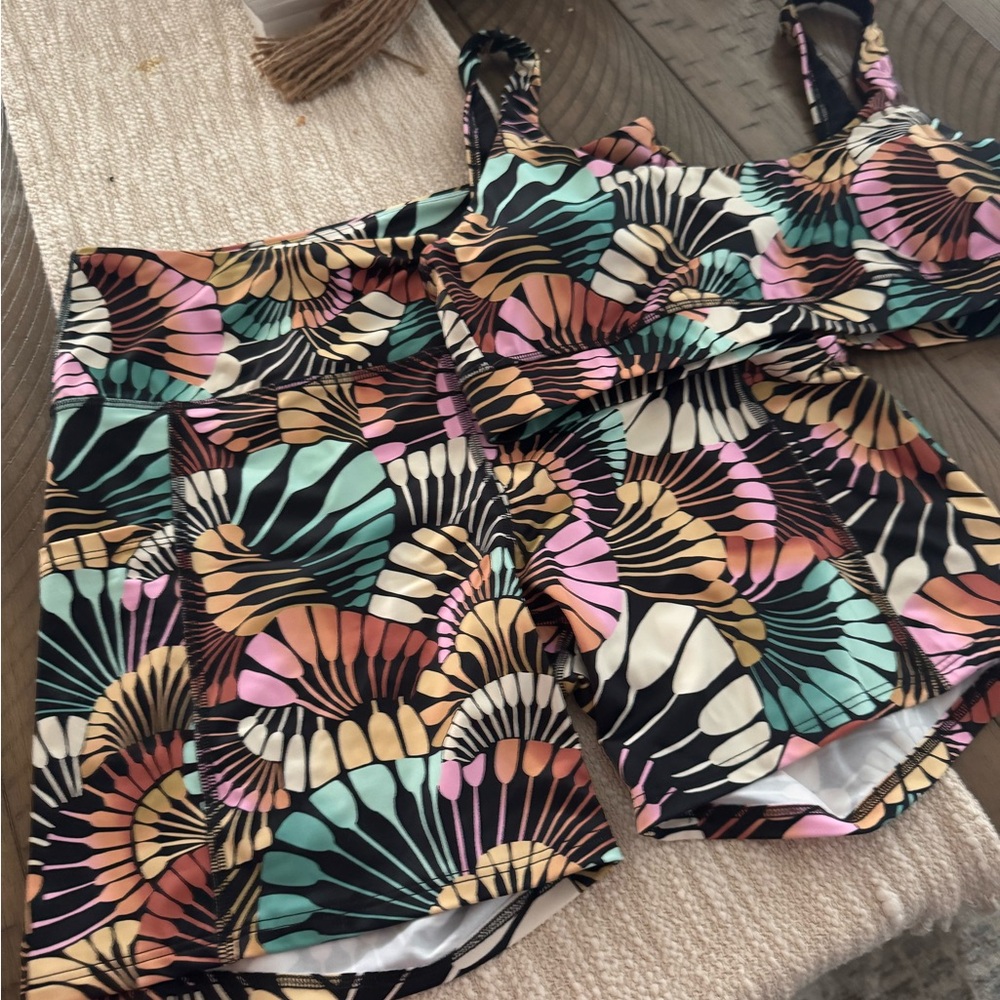 Billabong Multicolor Adventure work out set. Bra and shorts. Billabong. Cute!